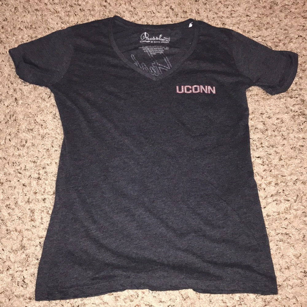 💃🏻 UConn v neck tee, juniors XL
